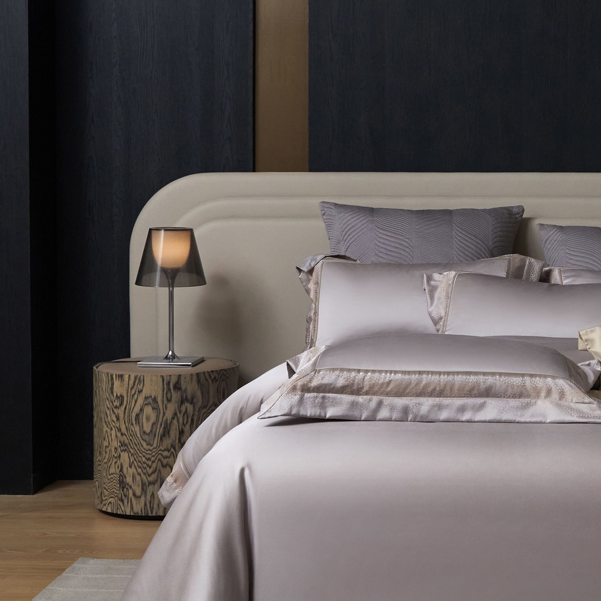 91家纺网 家纺一手货源 找家纺 JUICY 橘滋家纺 2025新款高定鎏金高精密拼角系列四件套 卢浮塔夫绸-绅士灰