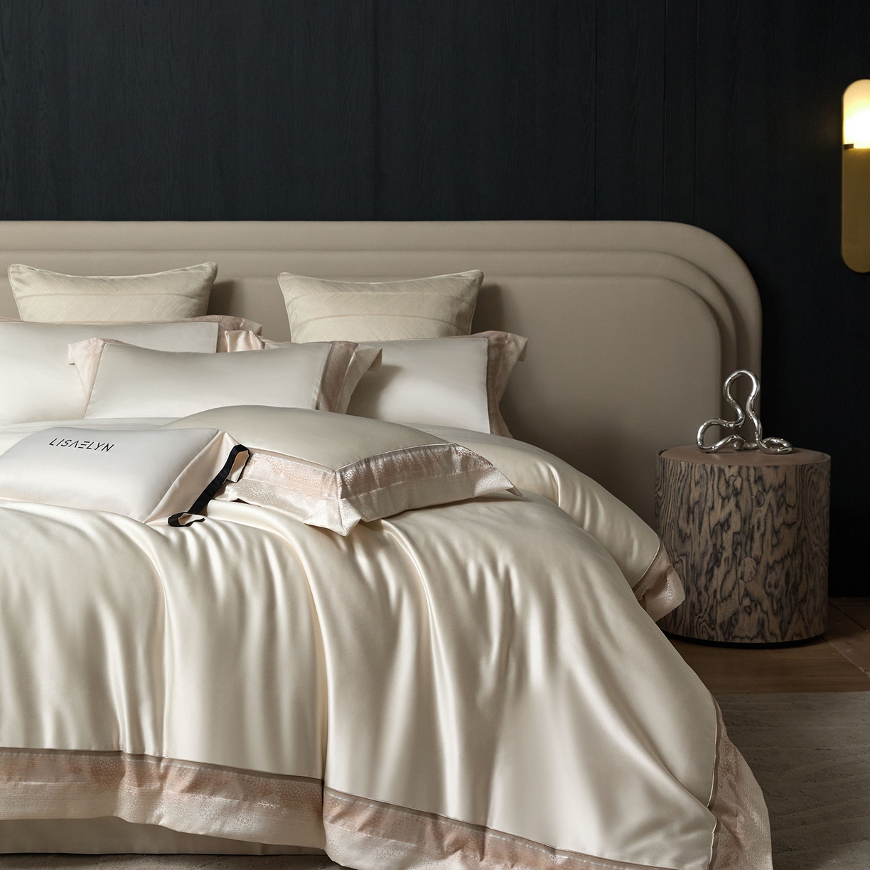 91家纺网 家纺一手货源 找家纺 JUICY 橘滋家纺 2025新款高定鎏金高精密拼角系列四件套 卢浮塔夫绸-羊脂白