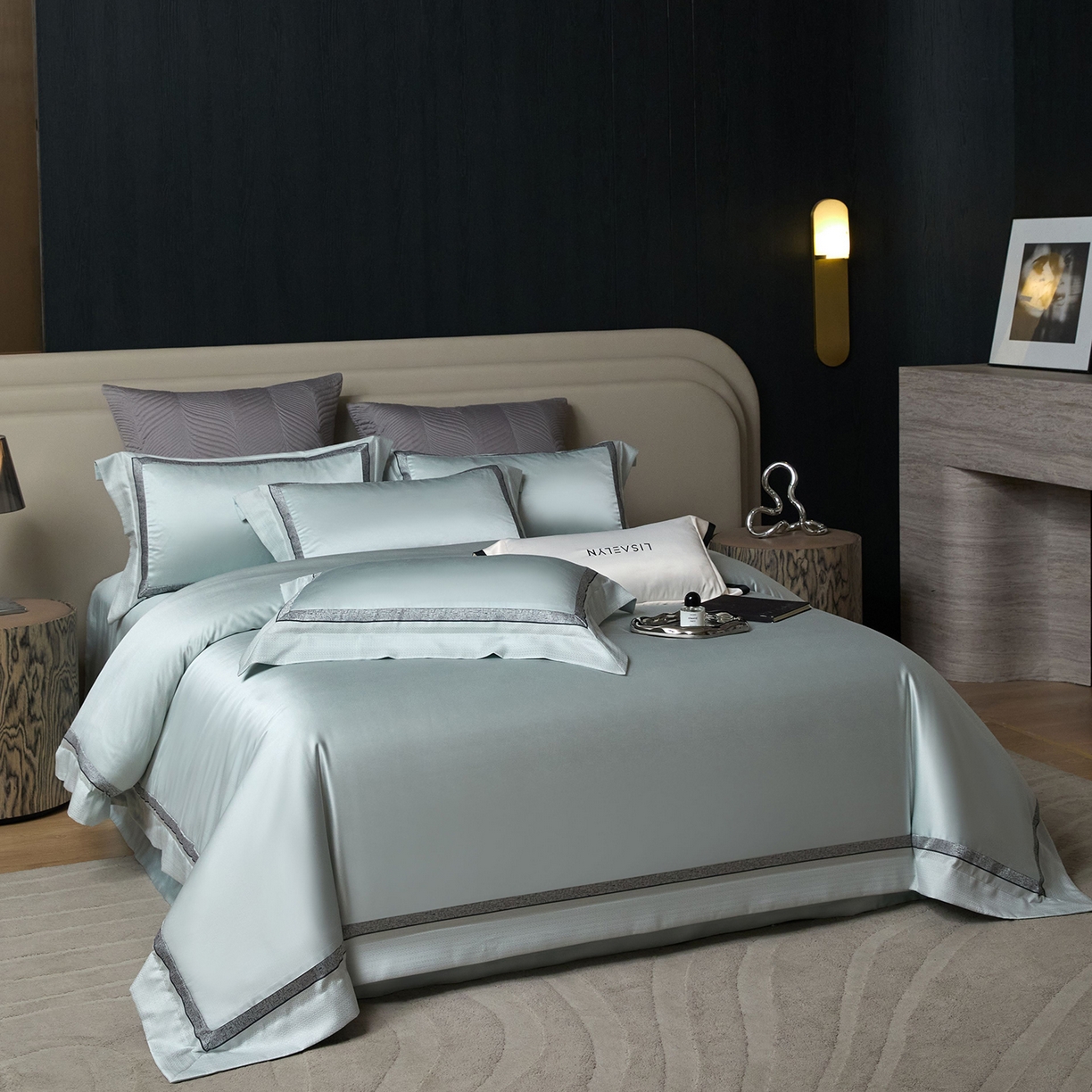 91家纺网 家纺一手货源 找家纺 JUICY 橘滋家纺 2025新款高定鎏金高精密拼角系列四件套 卢浮塔夫绸-天鹅绒蓝