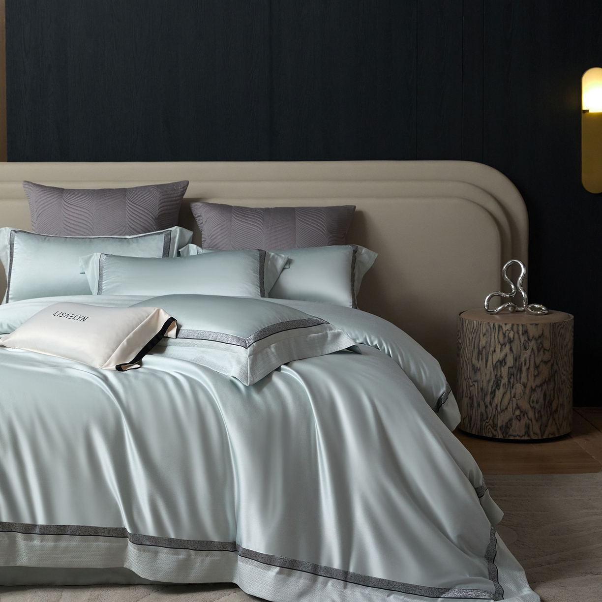 91家纺网 家纺一手货源 找家纺 JUICY 橘滋家纺 2025新款高定鎏金高精密拼角系列四件套 卢浮塔夫绸-天鹅绒蓝