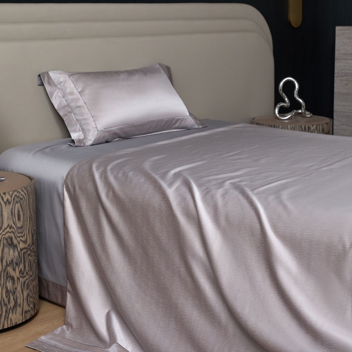 91家纺网 家纺一手货源 找家纺 JUICY 橘滋家纺 2025新款高定鎏金高精密拼角系列四件套 卢浮塔夫绸-冷雾灰