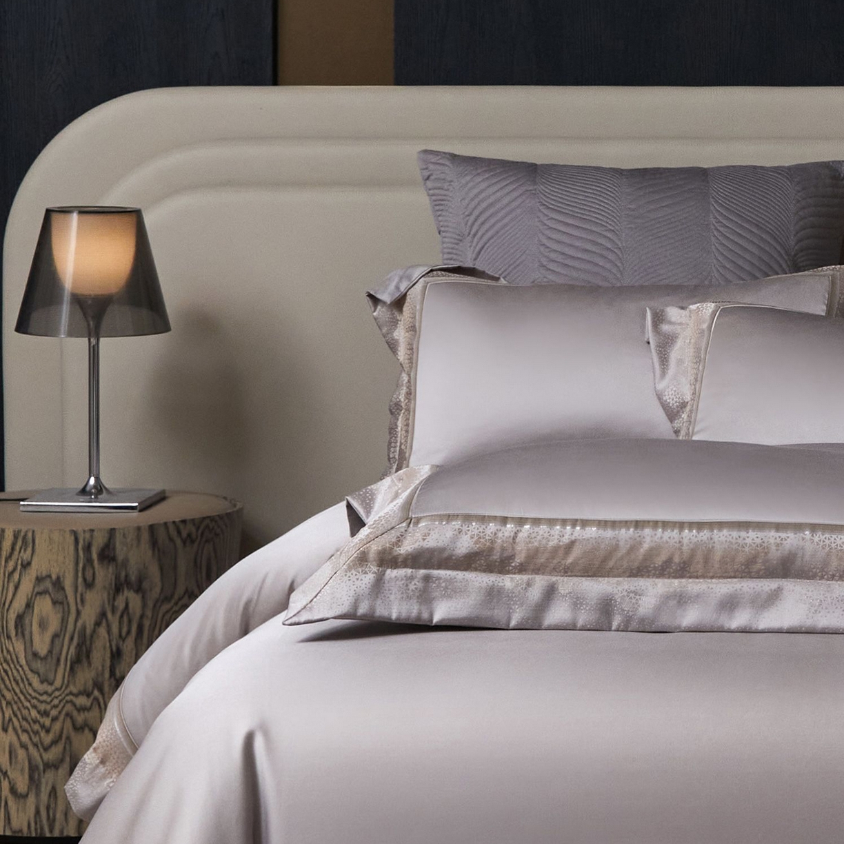 91家纺网 家纺一手货源 找家纺 JUICY 橘滋家纺 2025新款高定鎏金高精密拼角系列四件套 卢浮塔夫绸-绅士灰