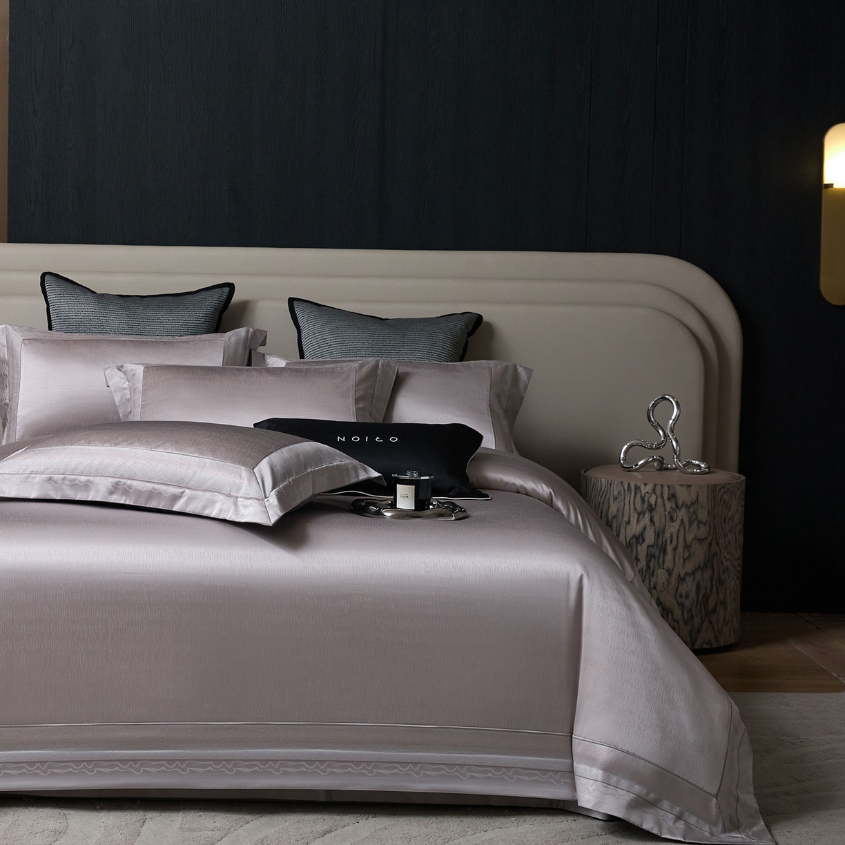 91家纺网 家纺一手货源 找家纺 JUICY 橘滋家纺 2025新款高定鎏金高精密拼角系列四件套 卢浮塔夫绸-冷雾灰