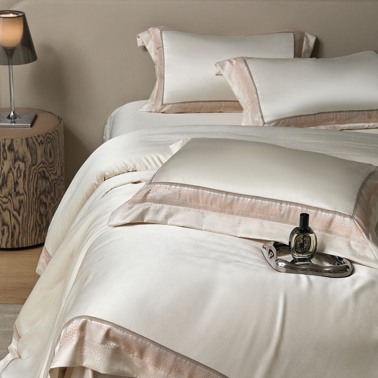 91家纺网 家纺一手货源 找家纺 JUICY 橘滋家纺 2025新款高定鎏金高精密拼角系列四件套 卢浮塔夫绸-羊脂白