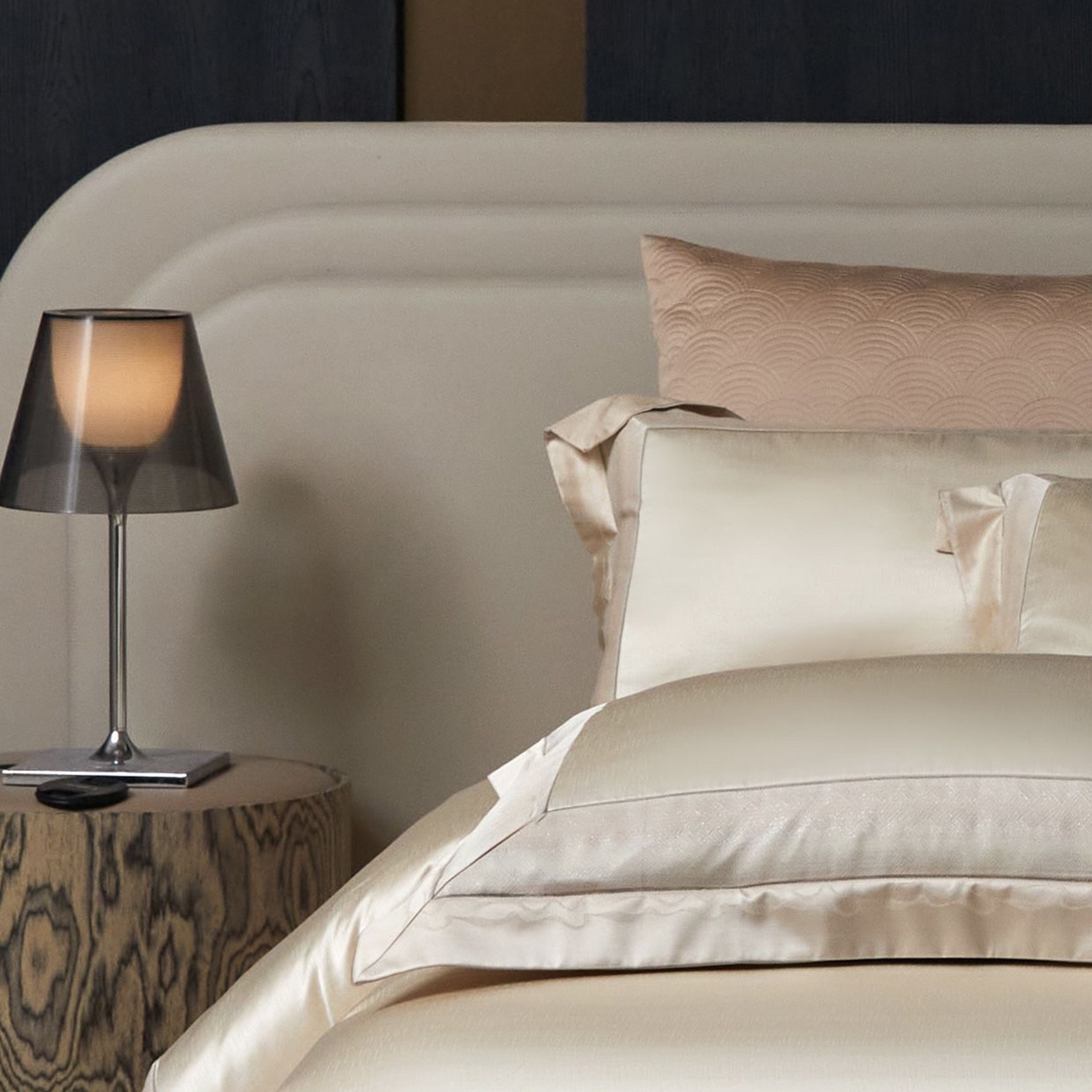 91家纺网 家纺一手货源 找家纺 JUICY 橘滋家纺 2025新款高定鎏金高精密拼角系列四件套 卢浮塔夫绸-香槟金