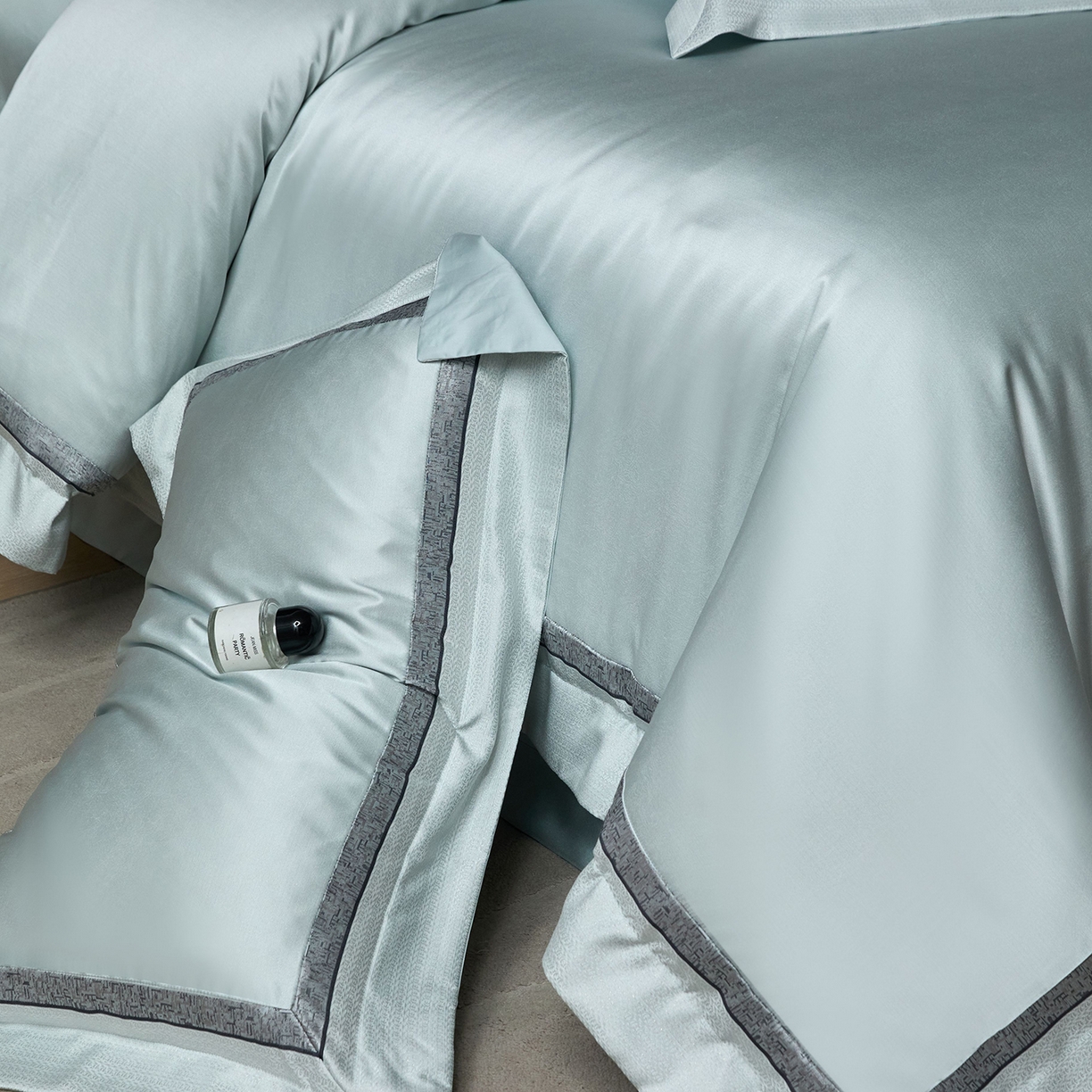 91家纺网 家纺一手货源 找家纺 JUICY 橘滋家纺 2025新款高定鎏金高精密拼角系列四件套 卢浮塔夫绸-天鹅绒蓝