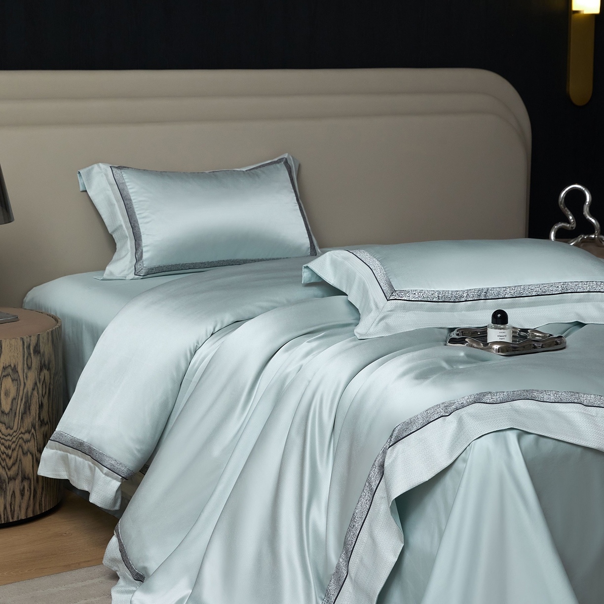 91家纺网 家纺一手货源 找家纺 JUICY 橘滋家纺 2025新款高定鎏金高精密拼角系列四件套 卢浮塔夫绸-天鹅绒蓝