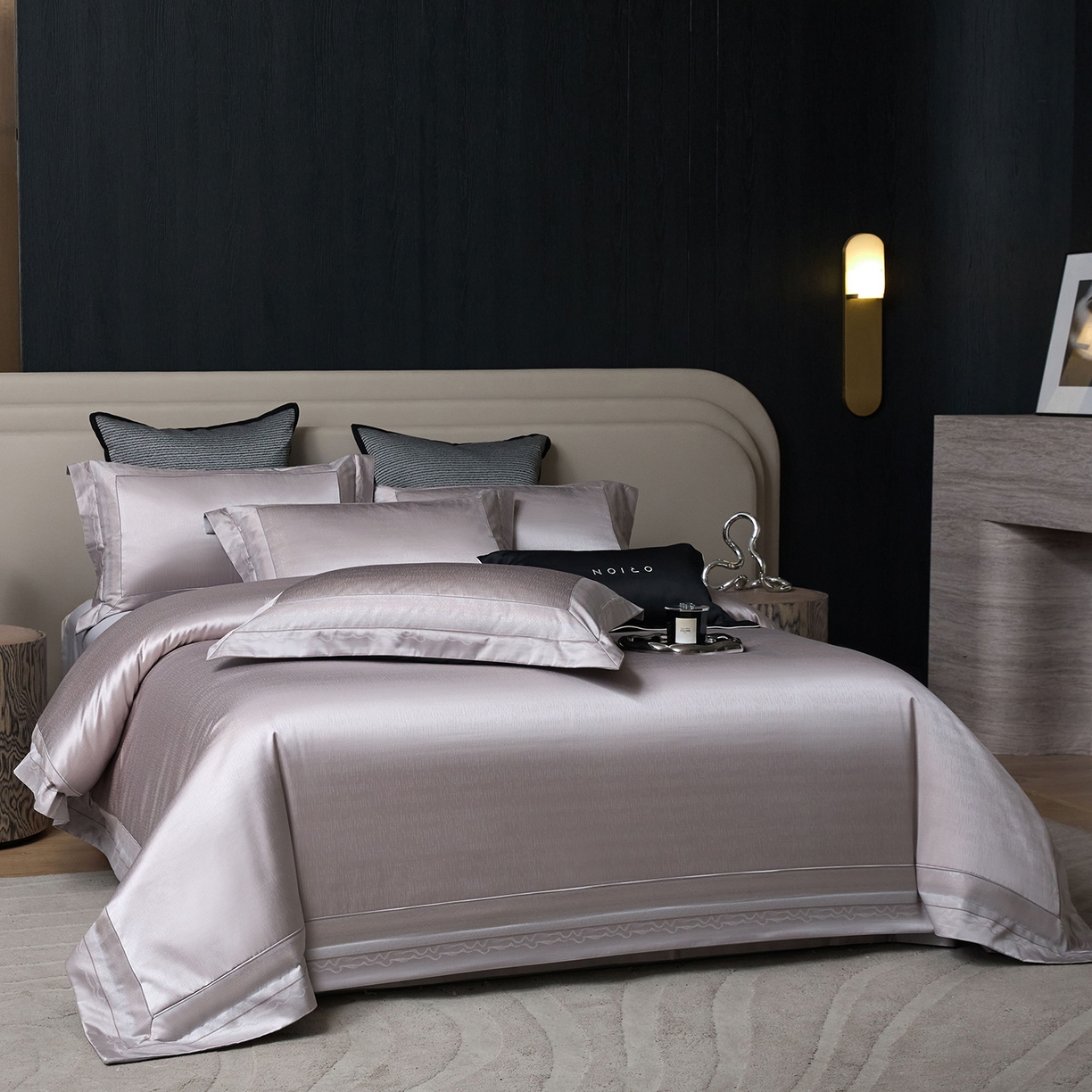 91家纺网 家纺一手货源 找家纺 JUICY 橘滋家纺 2025新款高定鎏金高精密拼角系列四件套 卢浮塔夫绸-冷雾灰