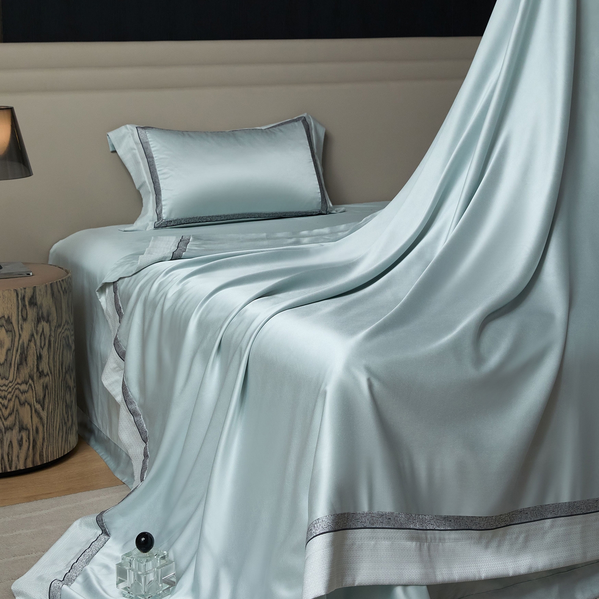 91家纺网 家纺一手货源 找家纺 JUICY 橘滋家纺 2025新款高定鎏金高精密拼角系列四件套 卢浮塔夫绸-天鹅绒蓝