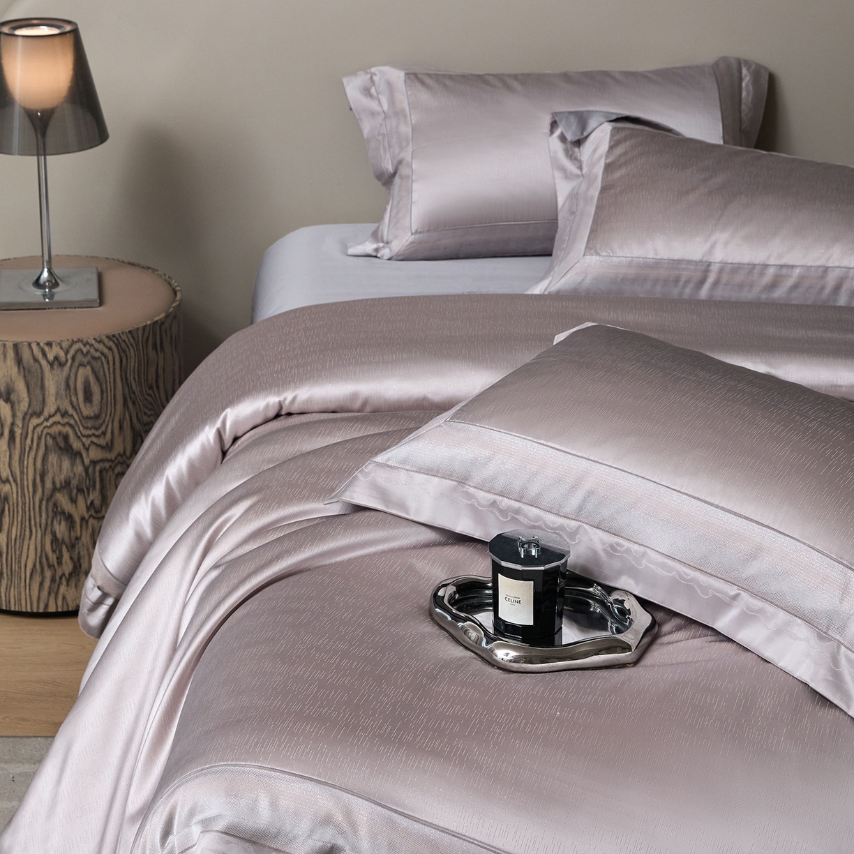 91家纺网 家纺一手货源 找家纺 JUICY 橘滋家纺 2025新款高定鎏金高精密拼角系列四件套 卢浮塔夫绸-冷雾灰