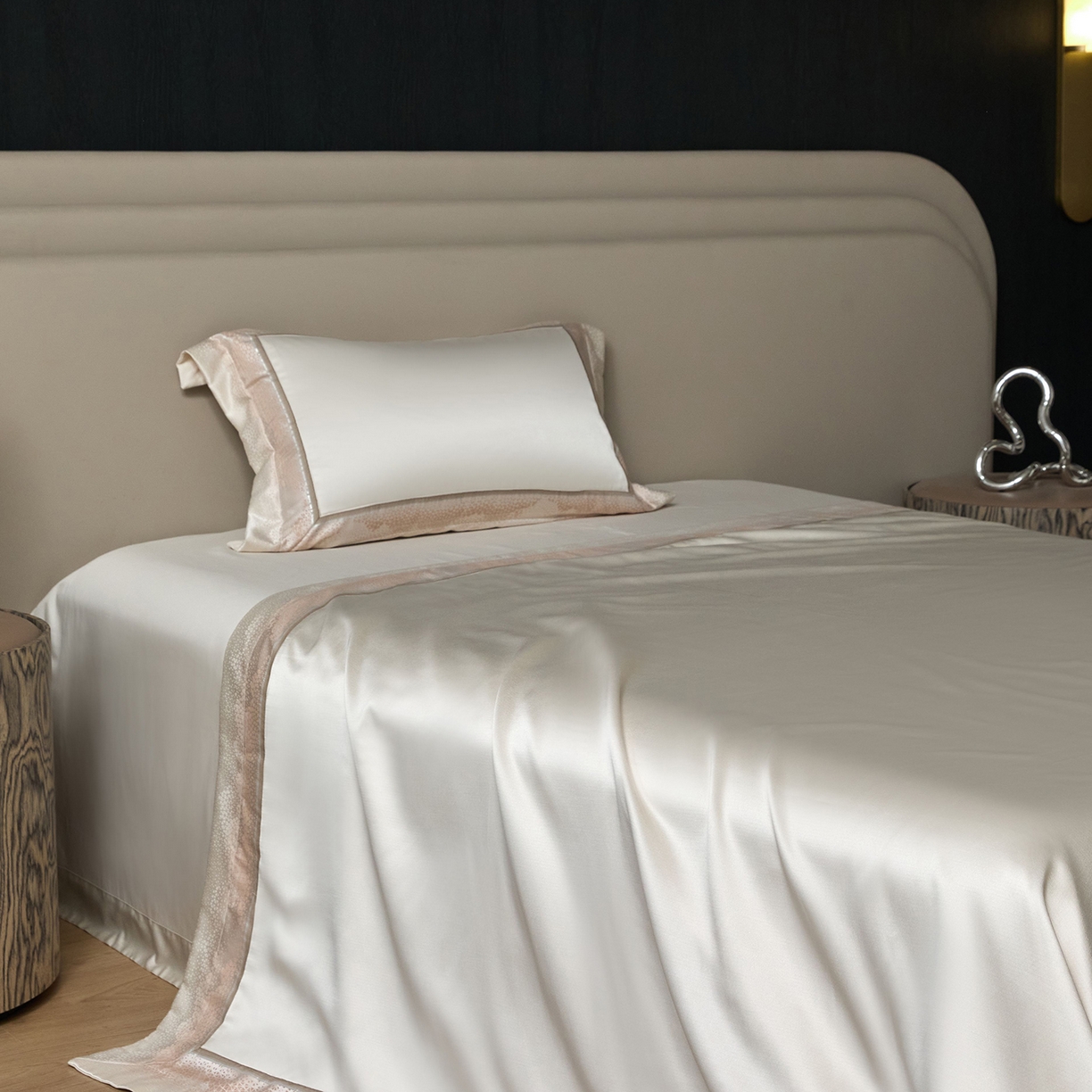 91家纺网 家纺一手货源 找家纺 JUICY 橘滋家纺 2025新款高定鎏金高精密拼角系列四件套 卢浮塔夫绸-羊脂白