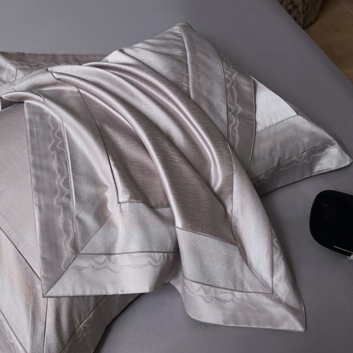 91家纺网 家纺一手货源 找家纺 JUICY 橘滋家纺 2025新款高定鎏金高精密拼角系列四件套 卢浮塔夫绸-冷雾灰