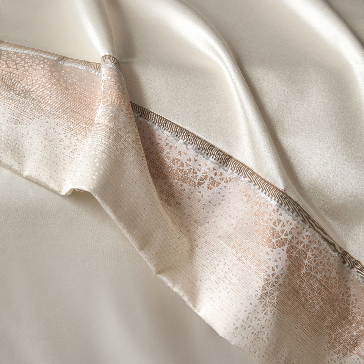 91家纺网 家纺一手货源 找家纺 JUICY 橘滋家纺 2025新款高定鎏金高精密拼角系列四件套 卢浮塔夫绸-羊脂白