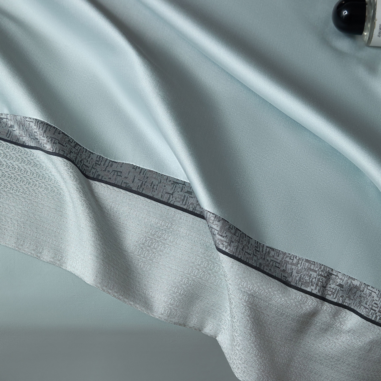 91家纺网 家纺一手货源 找家纺 JUICY 橘滋家纺 2025新款高定鎏金高精密拼角系列四件套 卢浮塔夫绸-天鹅绒蓝