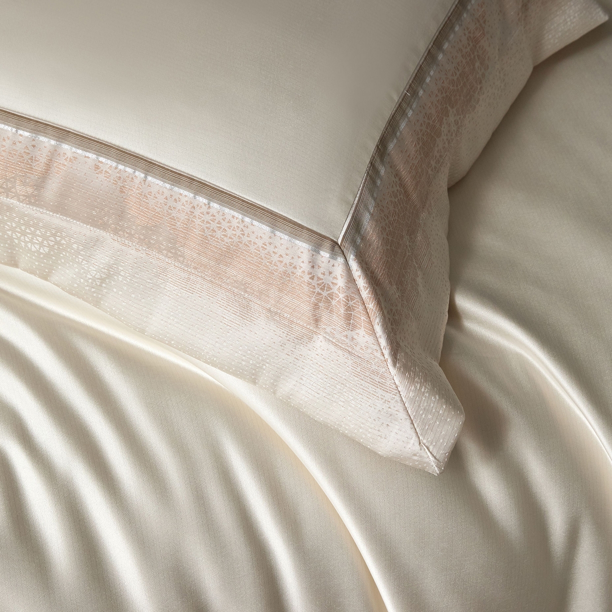 91家纺网 家纺一手货源 找家纺 JUICY 橘滋家纺 2025新款高定鎏金高精密拼角系列四件套 卢浮塔夫绸-羊脂白