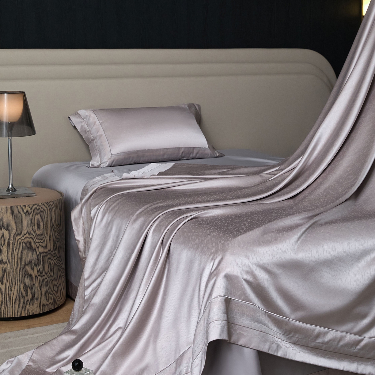 91家纺网 家纺一手货源 找家纺 JUICY 橘滋家纺 2025新款高定鎏金高精密拼角系列四件套 卢浮塔夫绸-冷雾灰