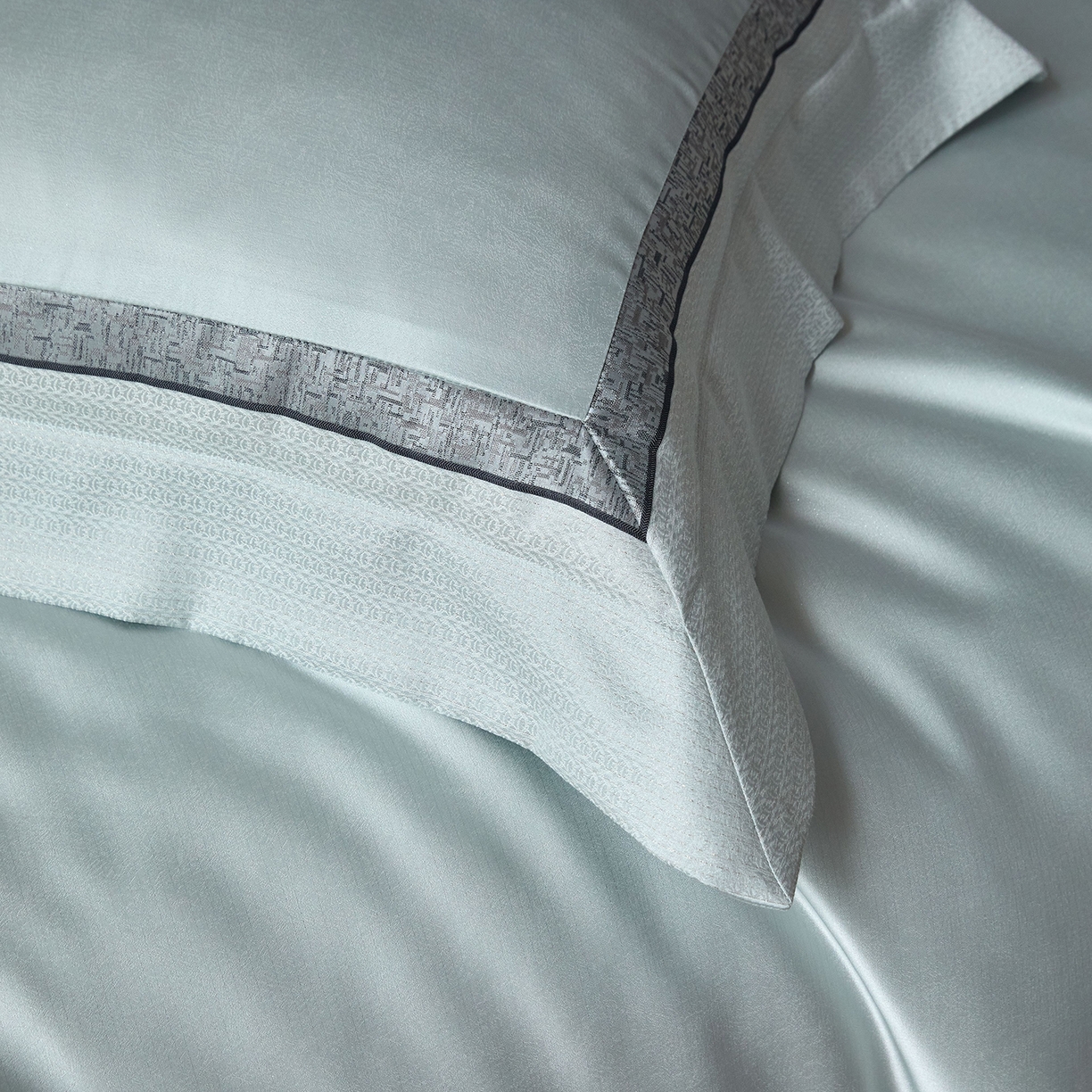 91家纺网 家纺一手货源 找家纺 JUICY 橘滋家纺 2025新款高定鎏金高精密拼角系列四件套 卢浮塔夫绸-天鹅绒蓝