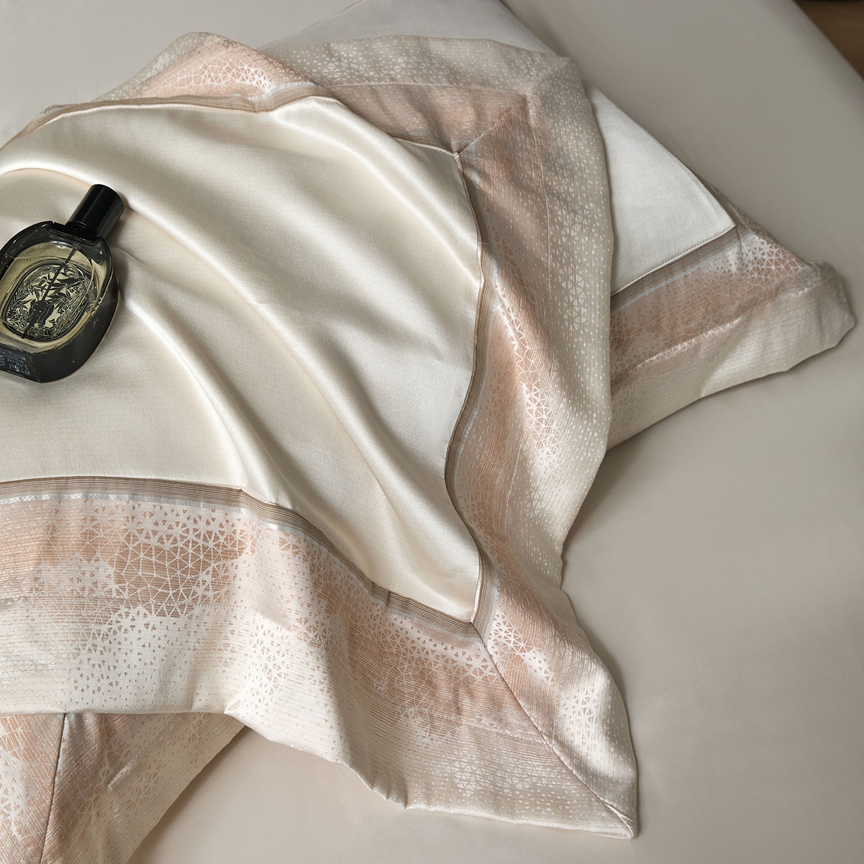 91家纺网 家纺一手货源 找家纺 JUICY 橘滋家纺 2025新款高定鎏金高精密拼角系列四件套 卢浮塔夫绸-羊脂白