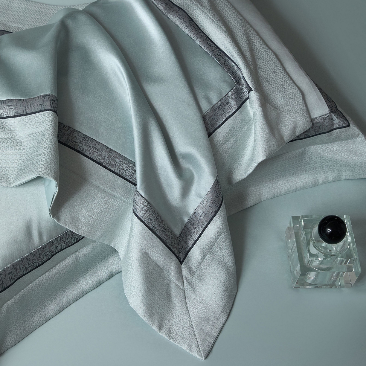 91家纺网 家纺一手货源 找家纺 JUICY 橘滋家纺 2025新款高定鎏金高精密拼角系列四件套 卢浮塔夫绸-天鹅绒蓝