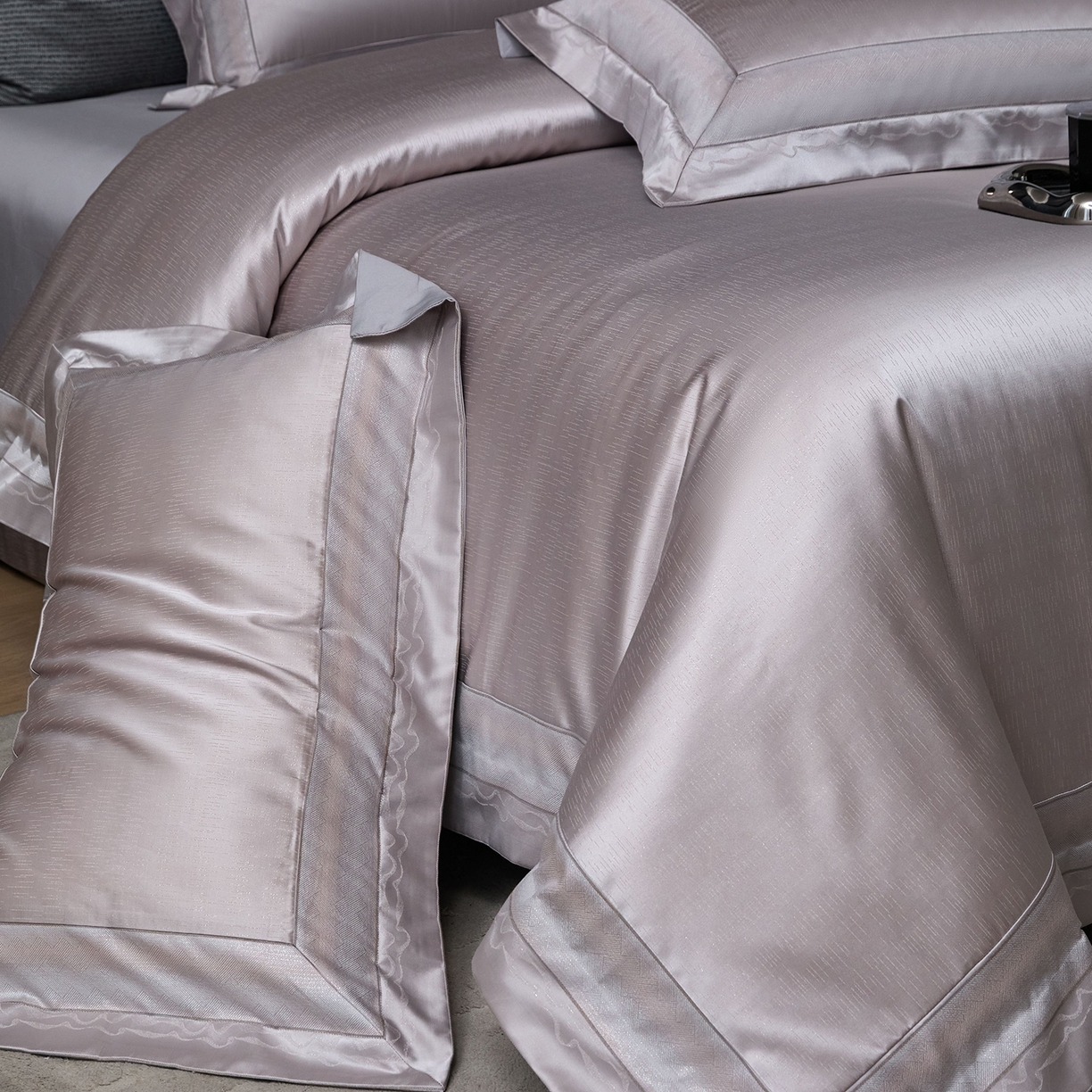 91家纺网 家纺一手货源 找家纺 JUICY 橘滋家纺 2025新款高定鎏金高精密拼角系列四件套 卢浮塔夫绸-冷雾灰