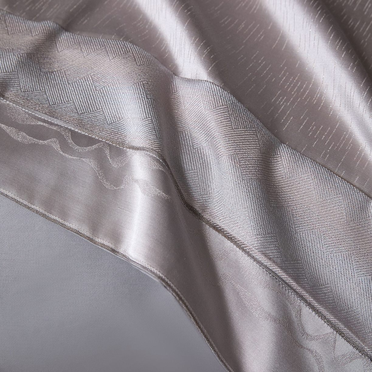 91家纺网 家纺一手货源 找家纺 JUICY 橘滋家纺 2025新款高定鎏金高精密拼角系列四件套 卢浮塔夫绸-冷雾灰