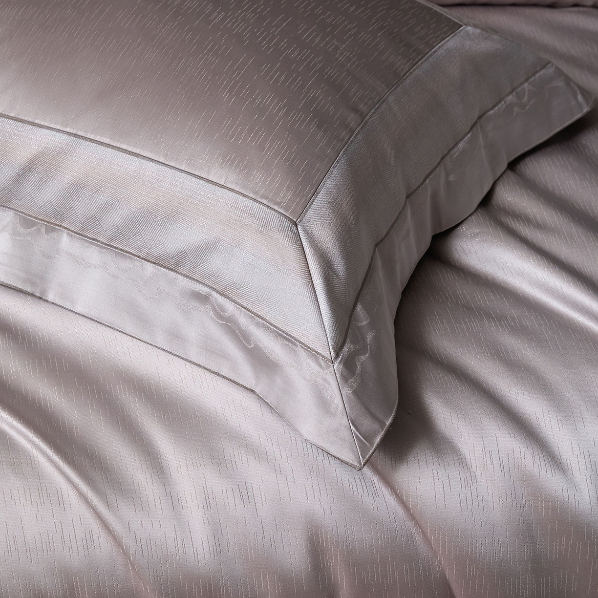 91家纺网 家纺一手货源 找家纺 JUICY 橘滋家纺 2025新款高定鎏金高精密拼角系列四件套 卢浮塔夫绸-冷雾灰