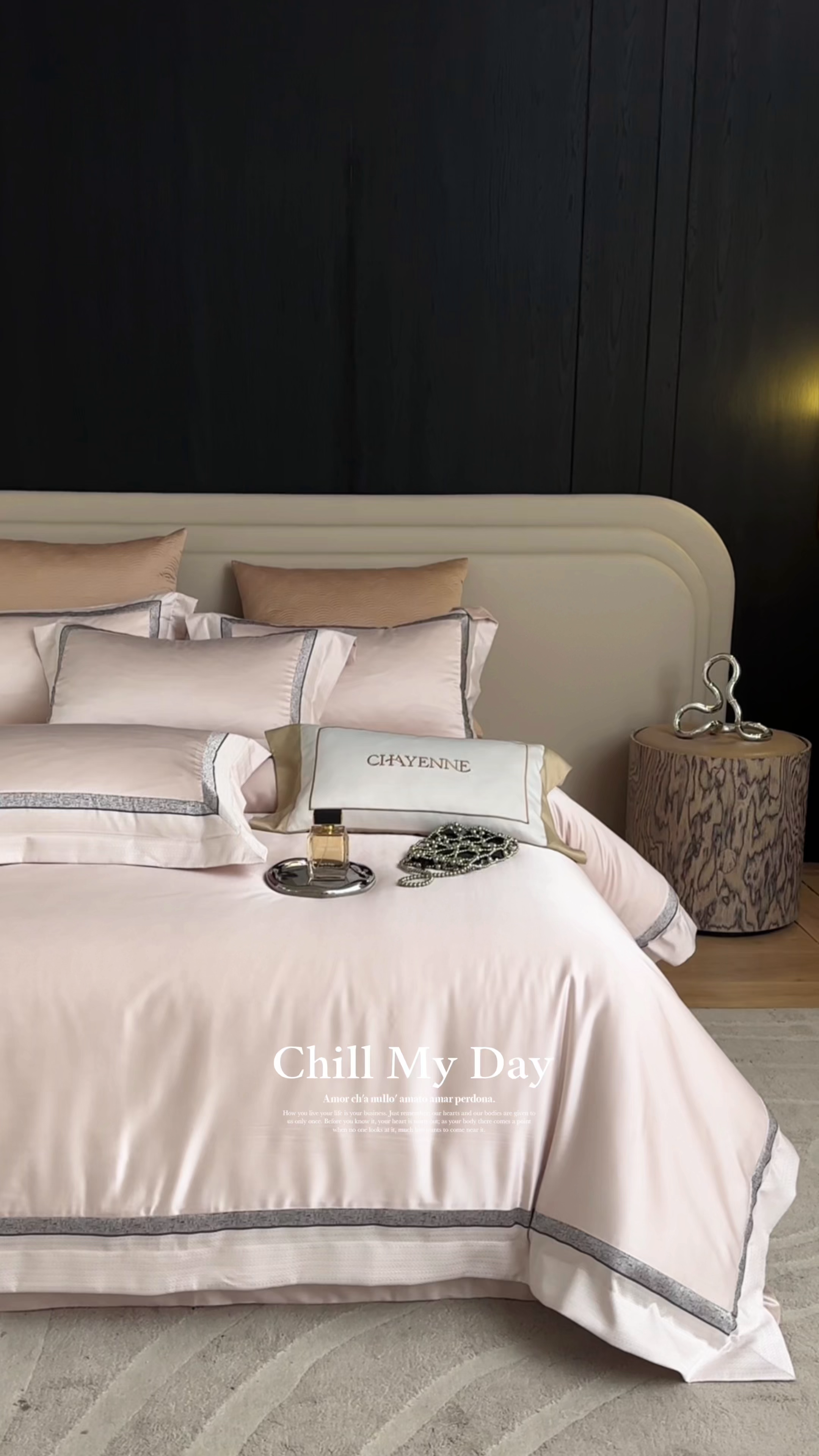 91家纺网 家纺一手货源 找家纺 JUICY 橘滋家纺 2025新款高定鎏金高精密拼角系列四件套 卢浮塔夫绸-灰泥粉