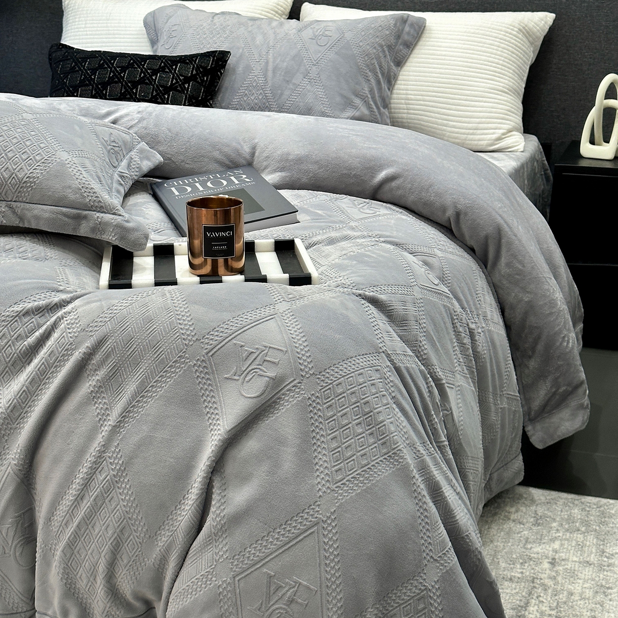 91家纺网 家纺一手货源 找家纺 （总）JUICY 橘滋家纺 2025新款高级简约立体提花浮雕牛奶绒系列四件套