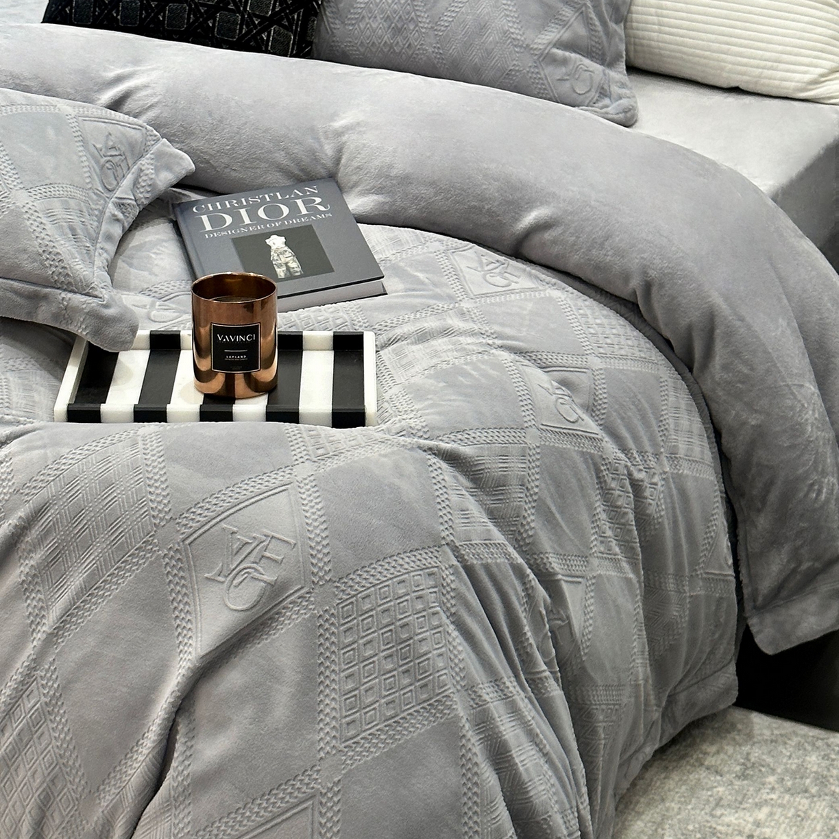 91家纺网 家纺一手货源 找家纺 （总）JUICY 橘滋家纺 2025新款高级简约立体提花浮雕牛奶绒系列四件套