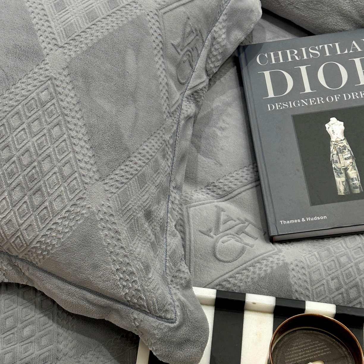 91家纺网 家纺一手货源 找家纺 （总）JUICY 橘滋家纺 2025新款高级简约立体提花浮雕牛奶绒系列四件套