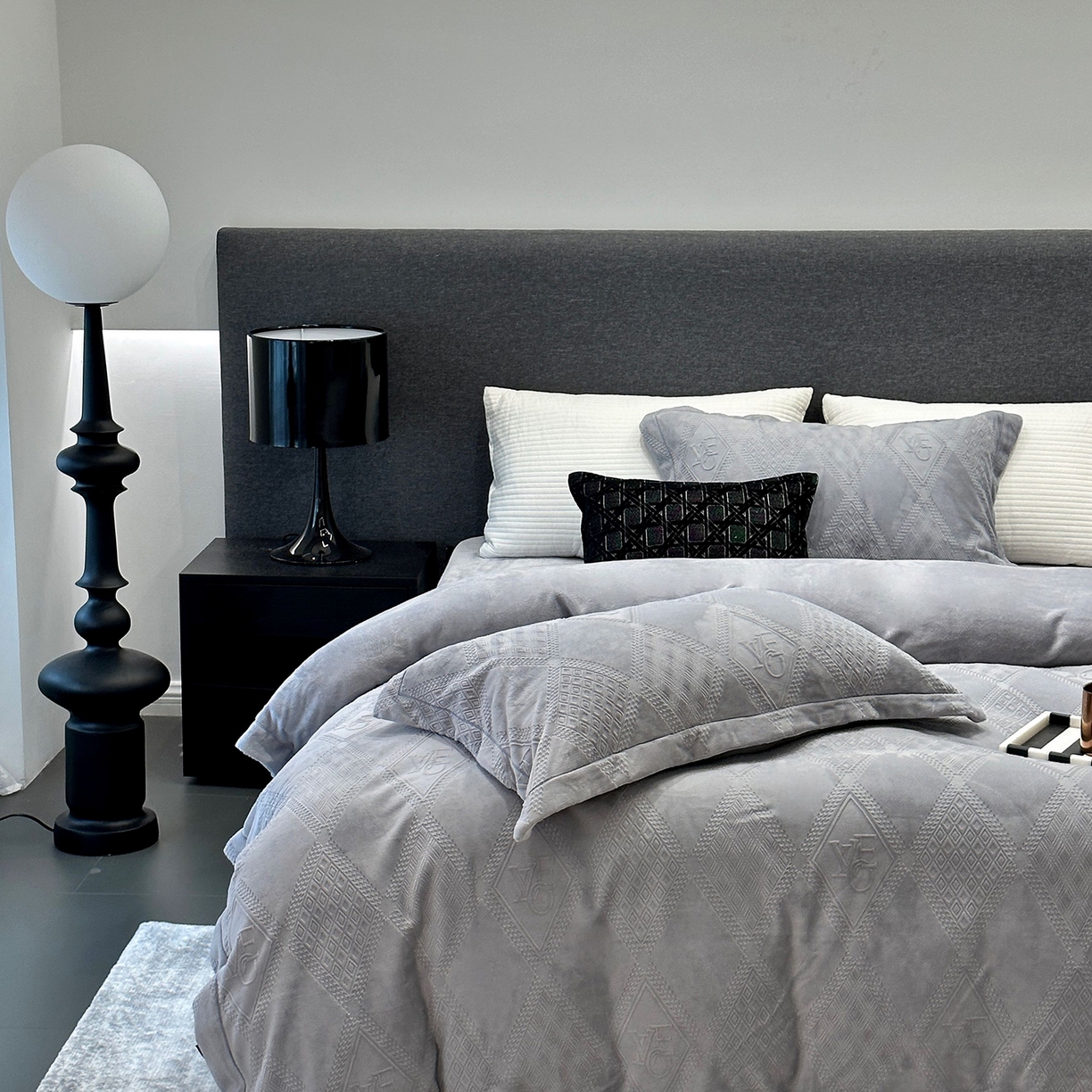 91家纺网 家纺一手货源 找家纺 JUICY 橘滋家纺 2025新款高级简约立体提花浮雕牛奶绒系列四件套 北欧的诗-灰