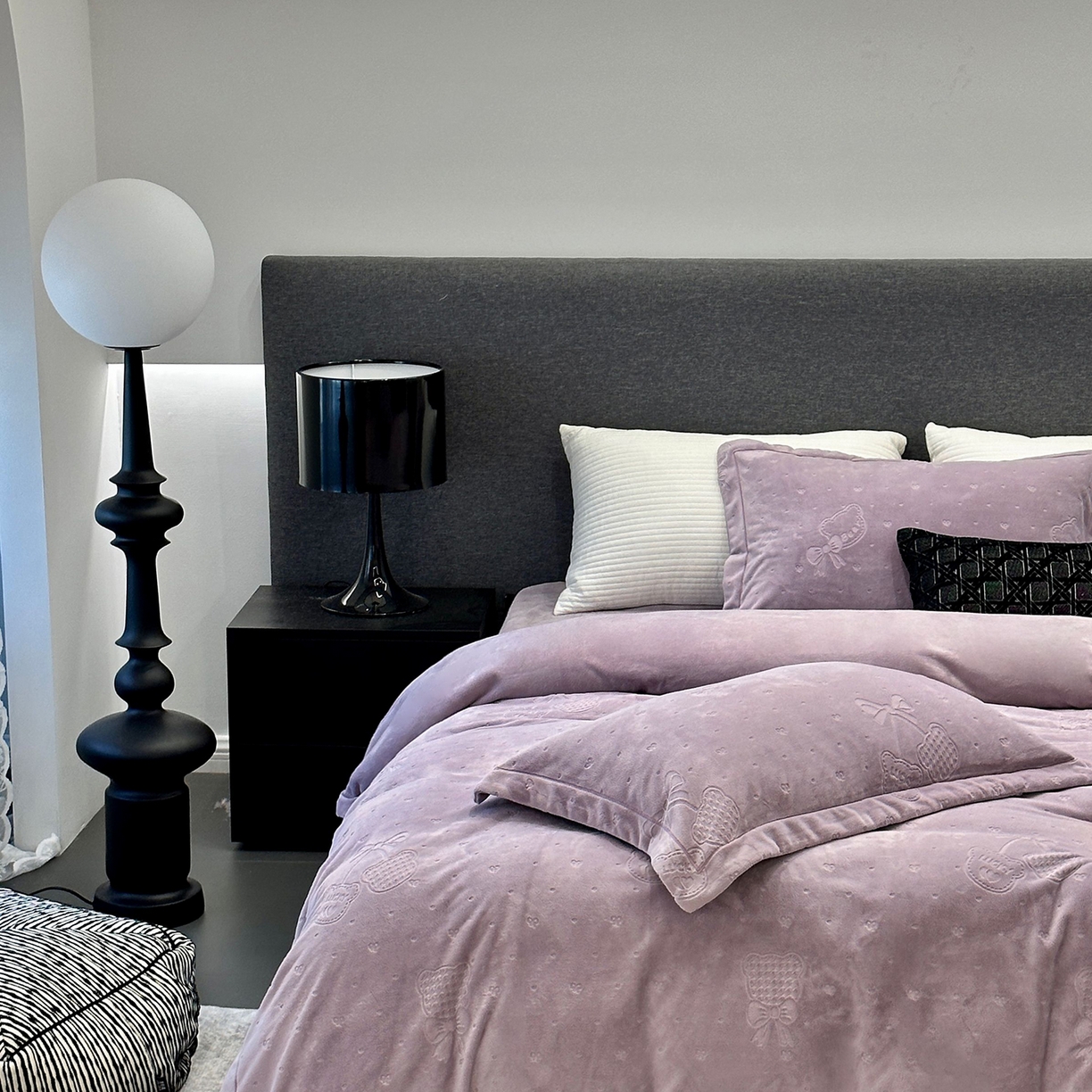 91家纺网 家纺一手货源 找家纺 JUICY 橘滋家纺 2025新款高级简约立体提花浮雕牛奶绒系列四件套 小熊樱桃-紫