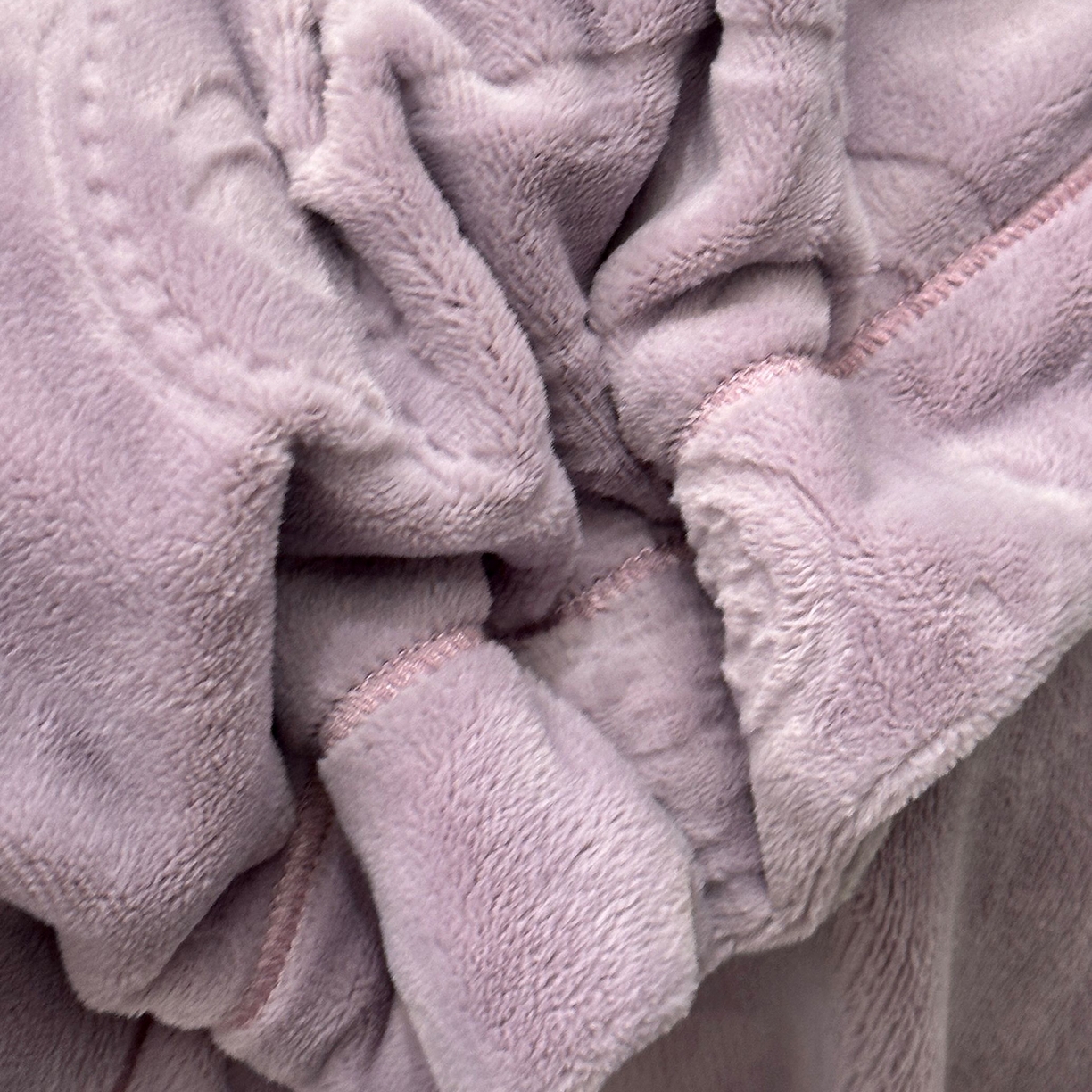 91家纺网 家纺一手货源 找家纺 JUICY 橘滋家纺 2025新款高级简约立体提花浮雕牛奶绒系列四件套 小熊樱桃-紫