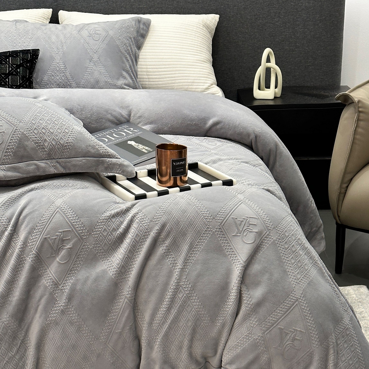 91家纺网 家纺一手货源 找家纺 JUICY 橘滋家纺 2025新款高级简约立体提花浮雕牛奶绒系列四件套 北欧的诗-灰