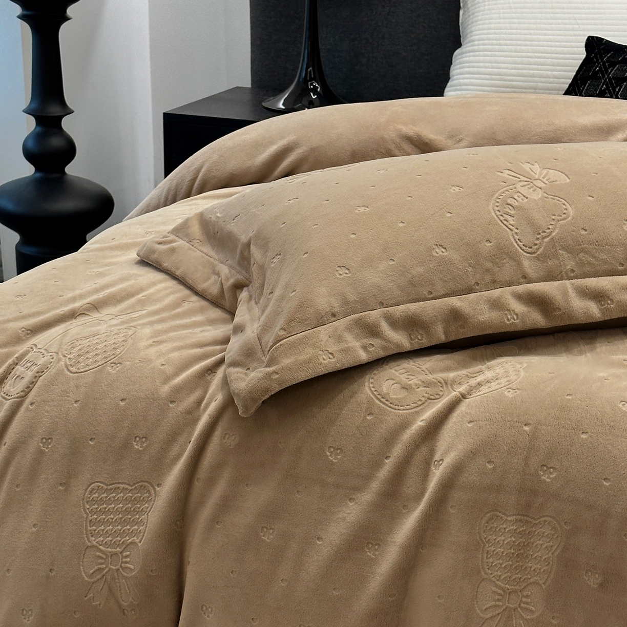 91家纺网 家纺一手货源 找家纺 JUICY 橘滋家纺 2025新款高级简约立体提花浮雕牛奶绒系列四件套 小熊樱桃-咖