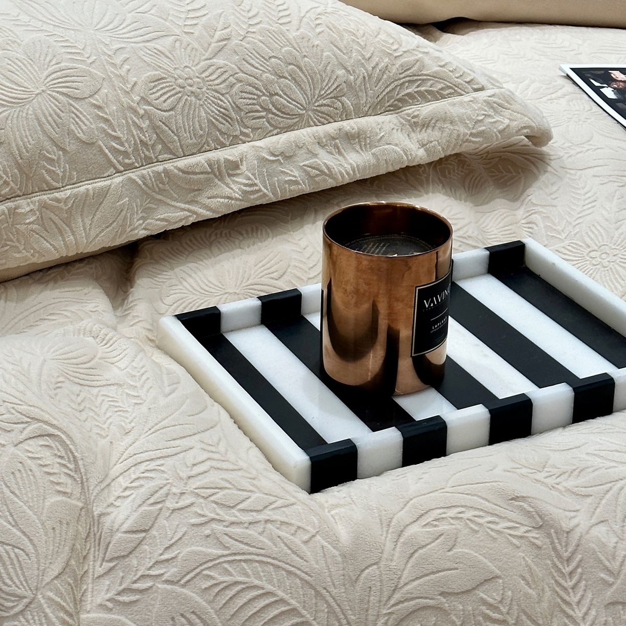 91家纺网 家纺一手货源 找家纺 JUICY 橘滋家纺 2025新款高级简约立体提花浮雕牛奶绒系列四件套 纳维亚秘境-奶茶