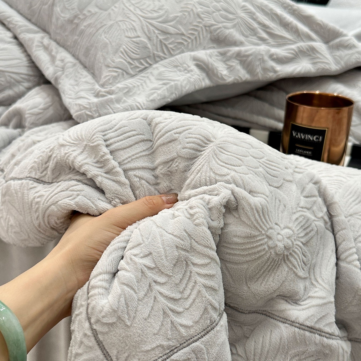 91家纺网 家纺一手货源 找家纺 JUICY 橘滋家纺 2025新款高级简约立体提花浮雕牛奶绒系列四件套 纳维亚秘境-浅灰