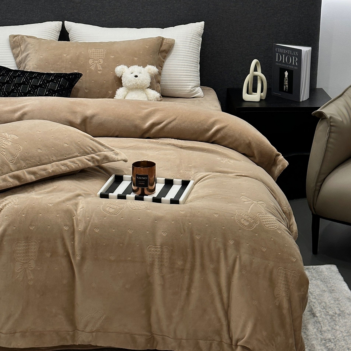 91家纺网 家纺一手货源 找家纺 JUICY 橘滋家纺 2025新款高级简约立体提花浮雕牛奶绒系列四件套 小熊樱桃-咖