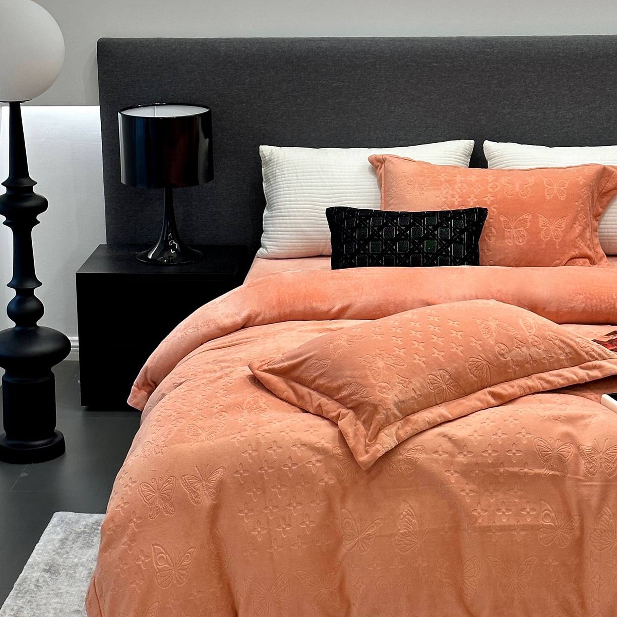 91家纺网 家纺一手货源 找家纺 JUICY 橘滋家纺 2025新款高级简约立体提花浮雕牛奶绒系列四件套 威尼斯蝶影