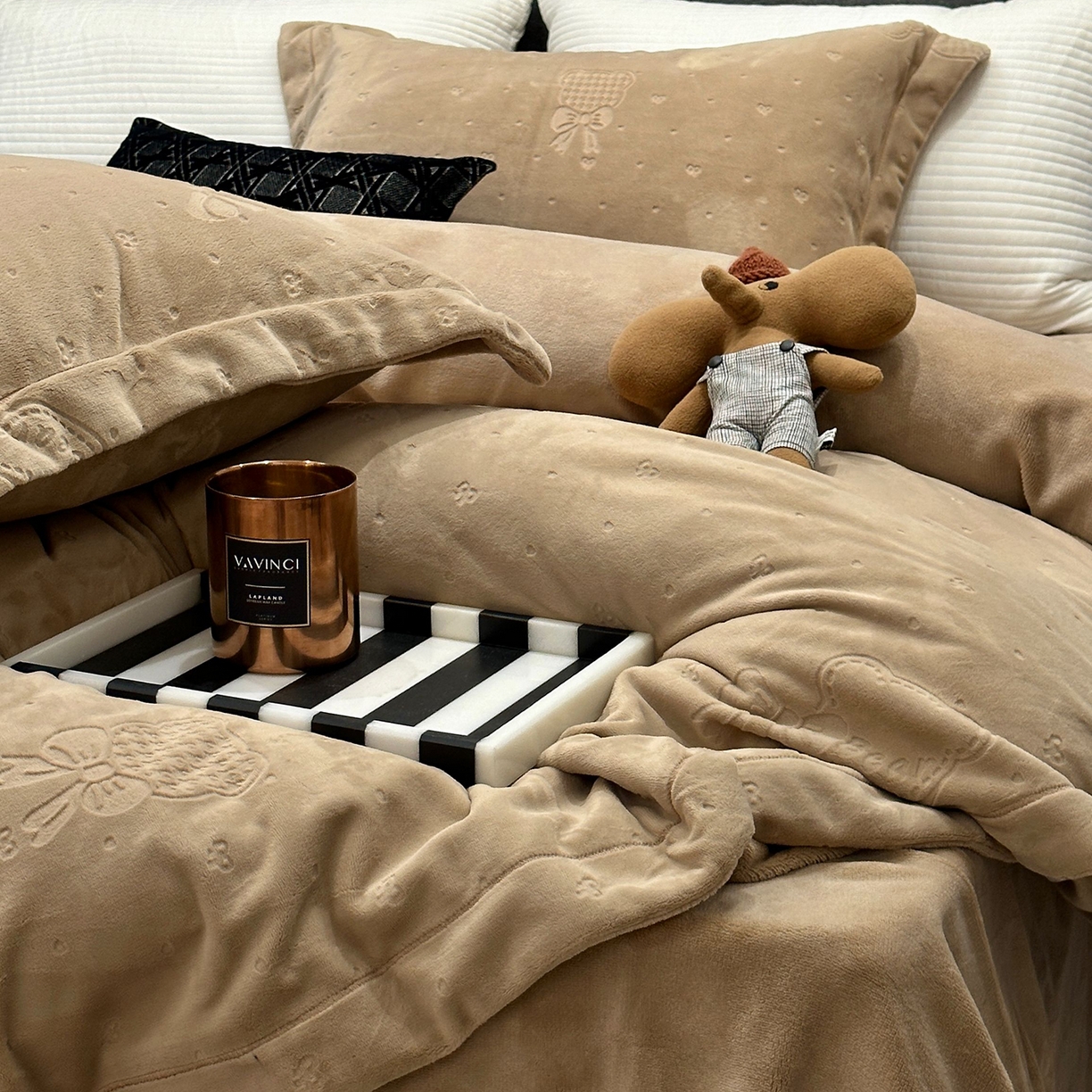 91家纺网 家纺一手货源 找家纺 JUICY 橘滋家纺 2025新款高级简约立体提花浮雕牛奶绒系列四件套 小熊樱桃-咖