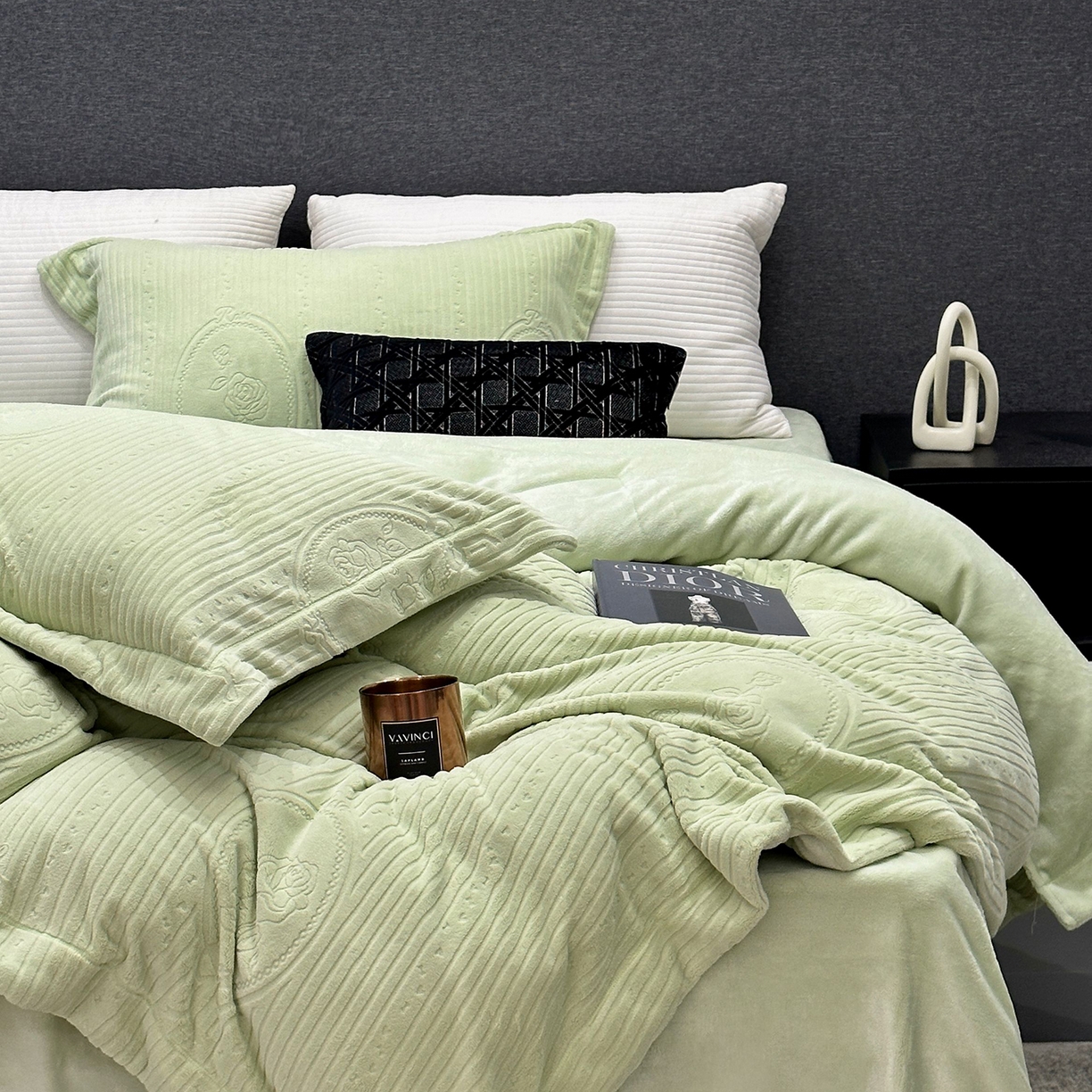 91家纺网 家纺一手货源 找家纺 JUICY 橘滋家纺 2025新款高级简约立体提花浮雕牛奶绒系列四件套 玫瑰梦影-浅绿