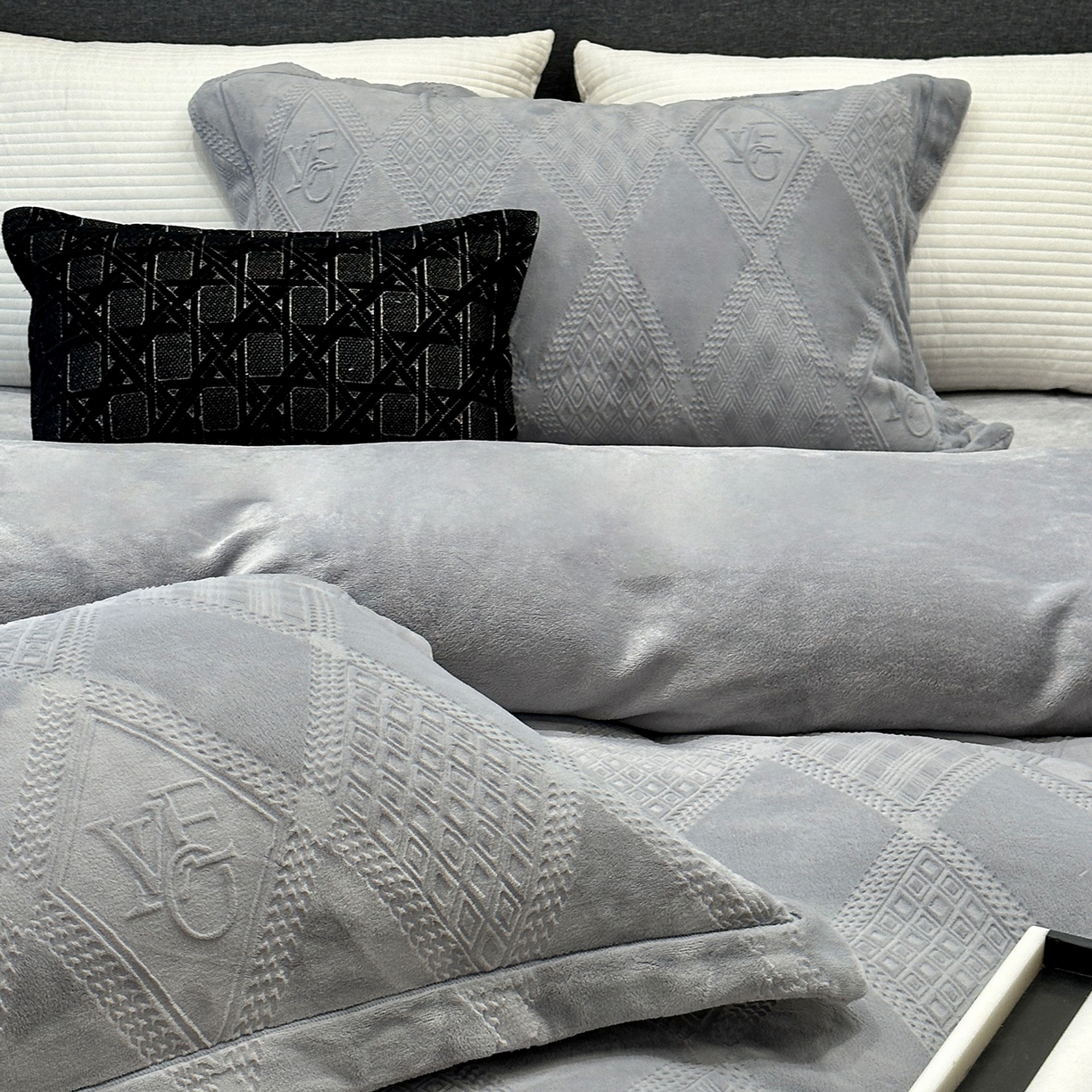 91家纺网 家纺一手货源 找家纺 JUICY 橘滋家纺 2025新款高级简约立体提花浮雕牛奶绒系列四件套 北欧的诗-灰