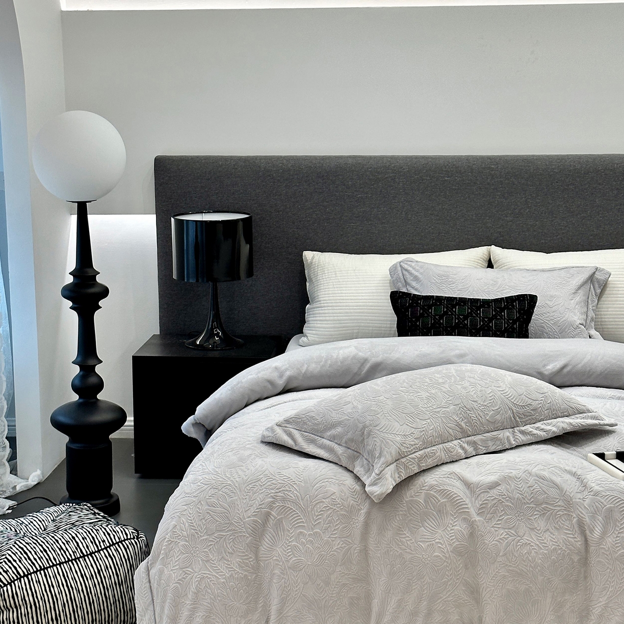 91家纺网 家纺一手货源 找家纺 JUICY 橘滋家纺 2025新款高级简约立体提花浮雕牛奶绒系列四件套 纳维亚秘境-浅灰