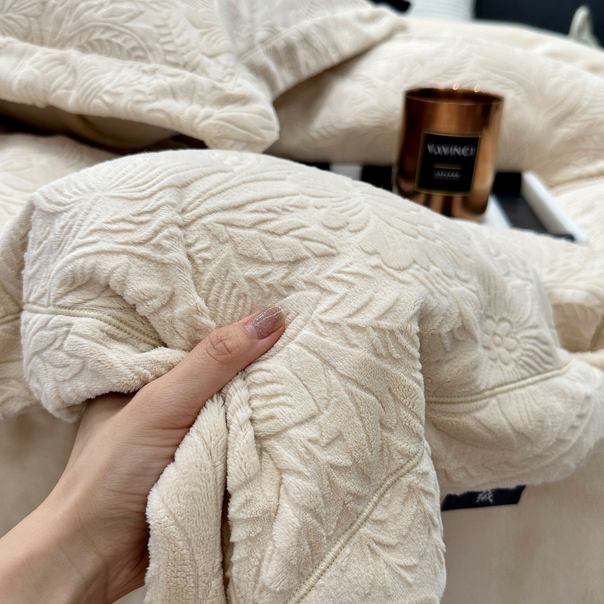 91家纺网 家纺一手货源 找家纺 JUICY 橘滋家纺 2025新款高级简约立体提花浮雕牛奶绒系列四件套 纳维亚秘境-奶茶