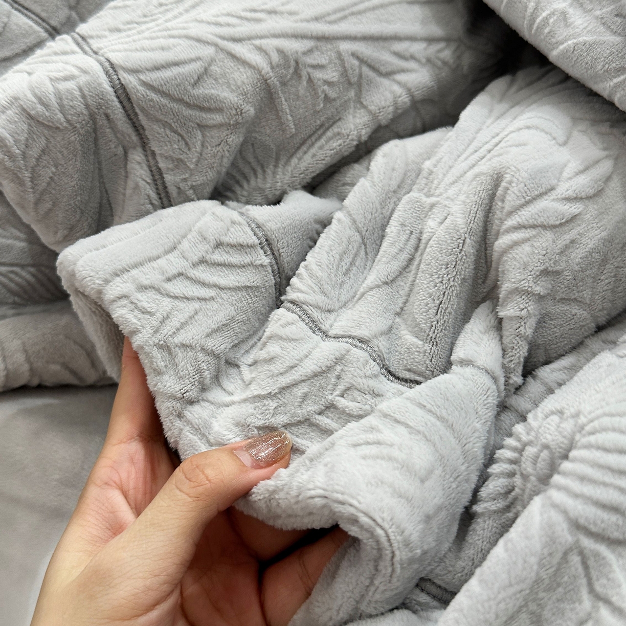 91家纺网 家纺一手货源 找家纺 JUICY 橘滋家纺 2025新款高级简约立体提花浮雕牛奶绒系列四件套 纳维亚秘境-浅灰