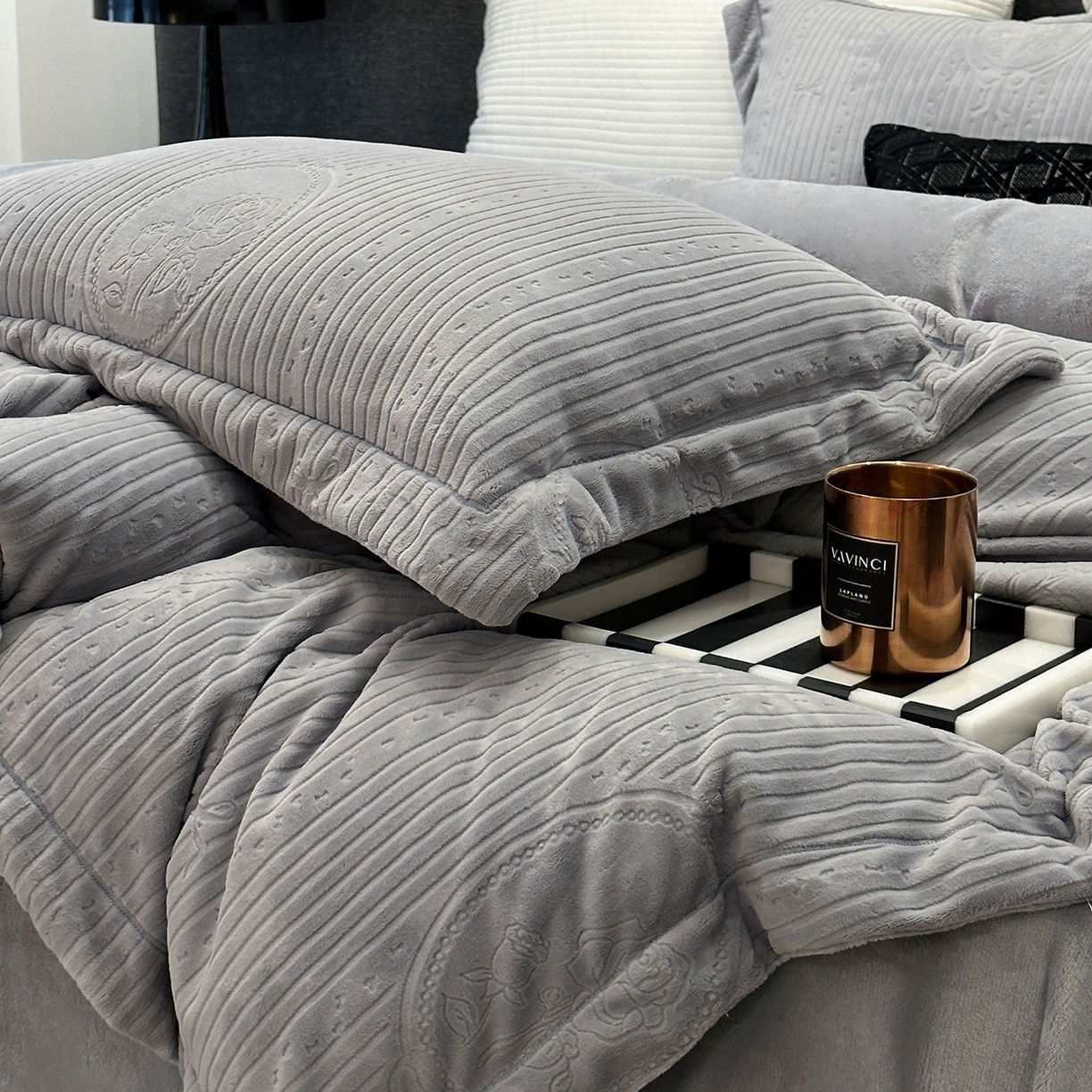 91家纺网 家纺一手货源 找家纺 JUICY 橘滋家纺 2025新款高级简约立体提花浮雕牛奶绒系列四件套 玫瑰梦影-灰