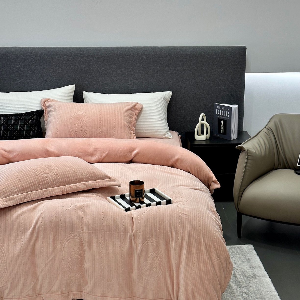 91家纺网 家纺一手货源 找家纺 JUICY 橘滋家纺 2025新款高级简约立体提花浮雕牛奶绒系列四件套 玫瑰梦影-浅玉