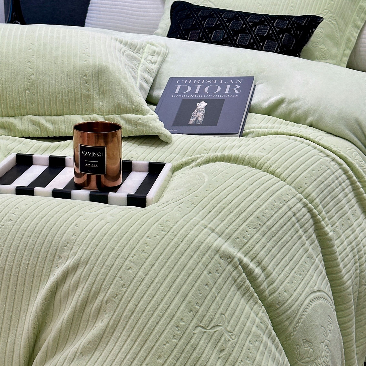 91家纺网 家纺一手货源 找家纺 JUICY 橘滋家纺 2025新款高级简约立体提花浮雕牛奶绒系列四件套 玫瑰梦影-浅绿