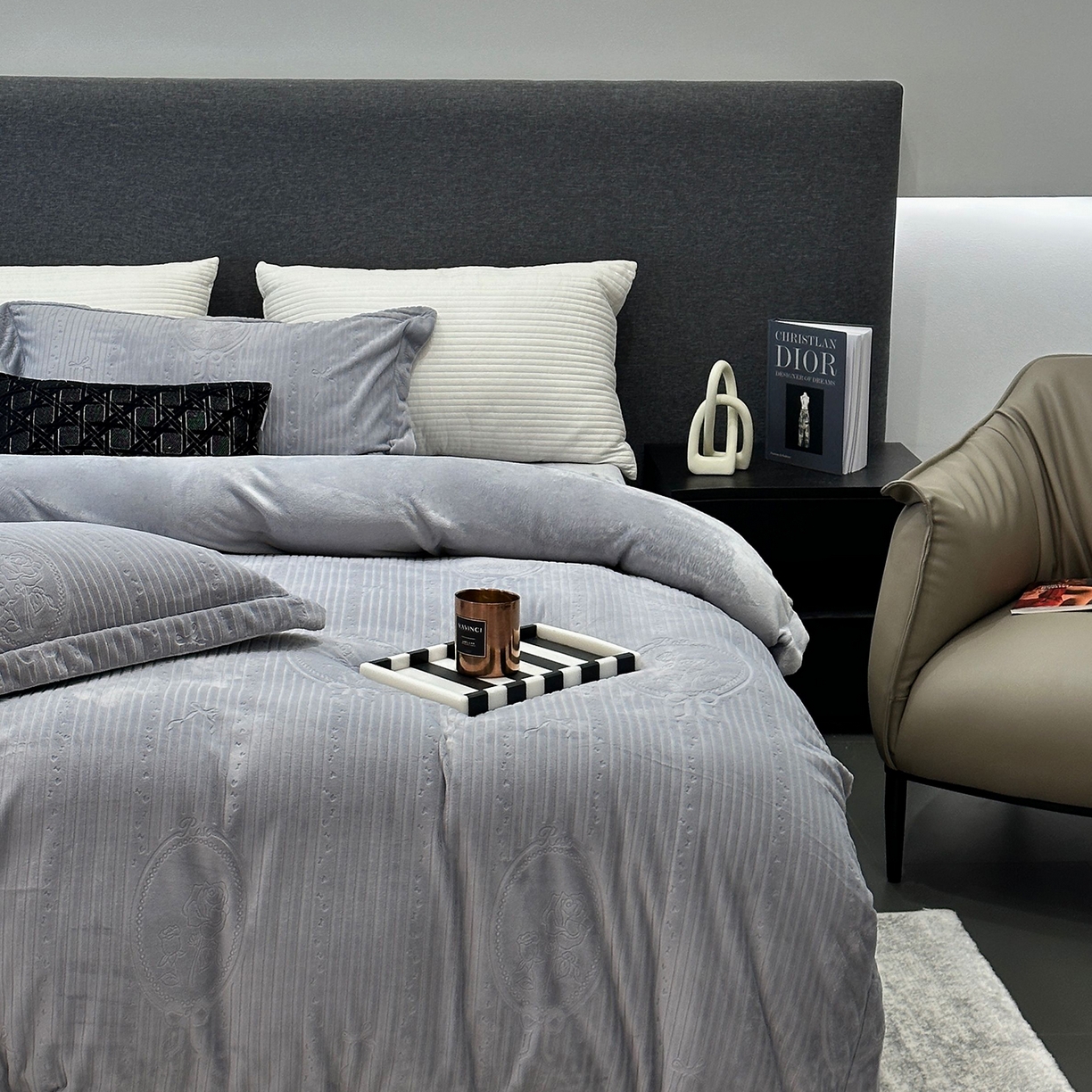 91家纺网 家纺一手货源 找家纺 JUICY 橘滋家纺 2025新款高级简约立体提花浮雕牛奶绒系列四件套 玫瑰梦影-灰