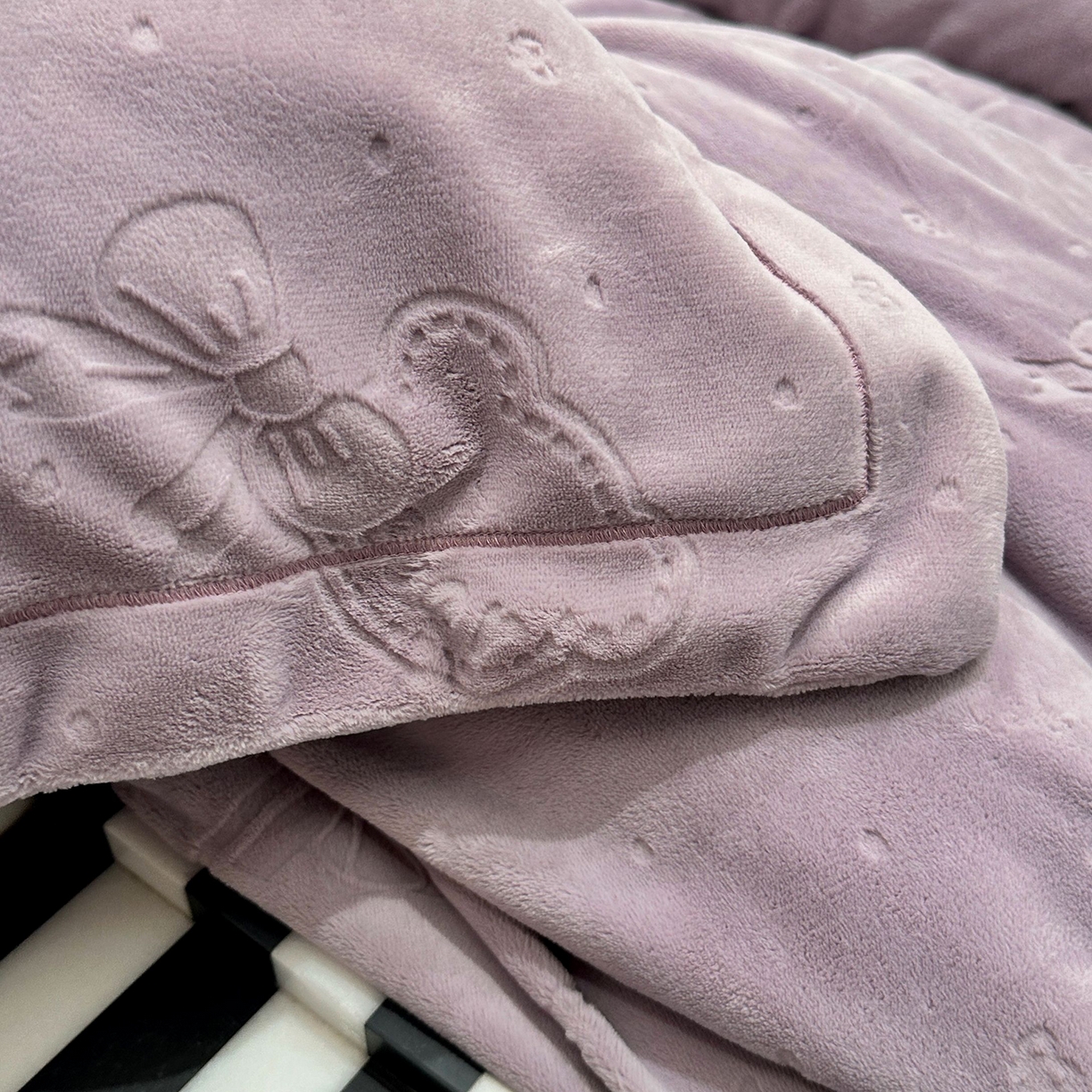 91家纺网 家纺一手货源 找家纺 JUICY 橘滋家纺 2025新款高级简约立体提花浮雕牛奶绒系列四件套 小熊樱桃-紫